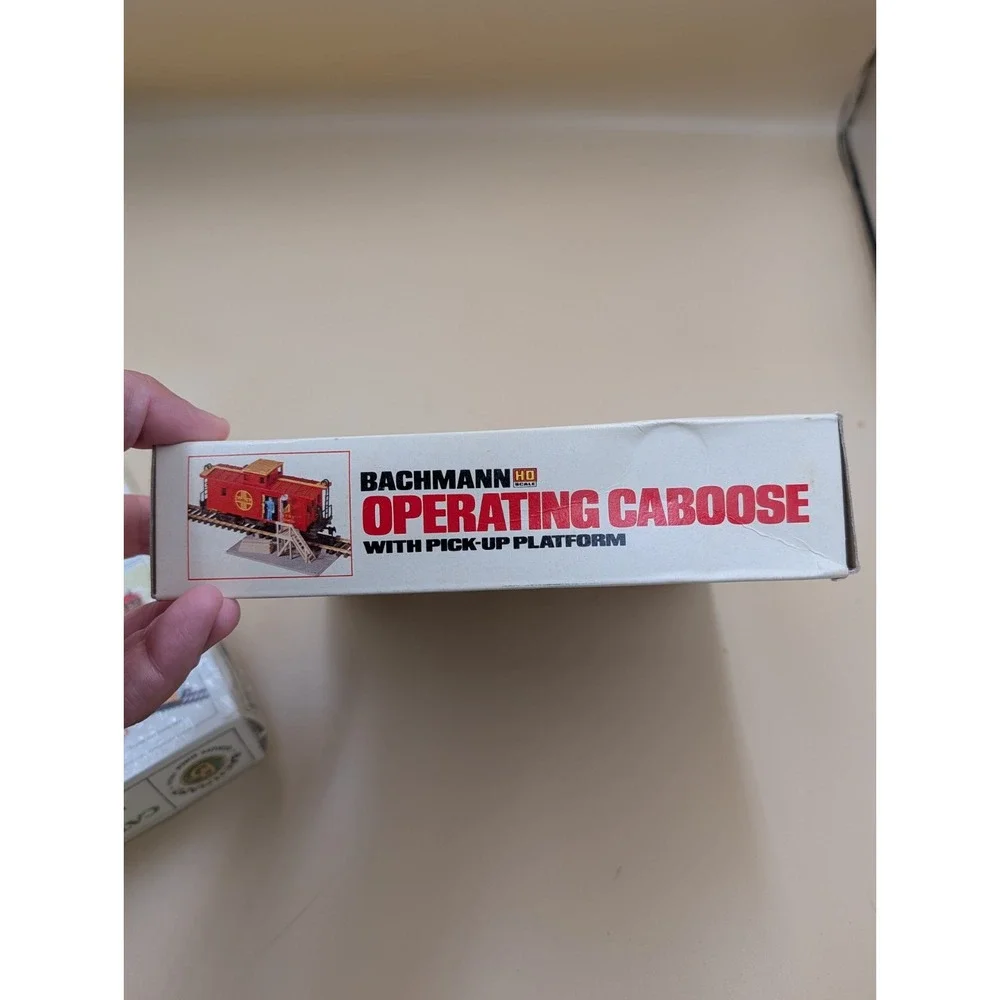 Bachmann HO Lot 2 #1428 Operating Caboose Pick-Platform & #1434 Cattle Crossing